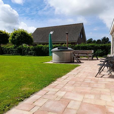 Wellnesshuis Met Hottub, Ligbad En Grote Tuin Villa Tzummarum Luaran gambar