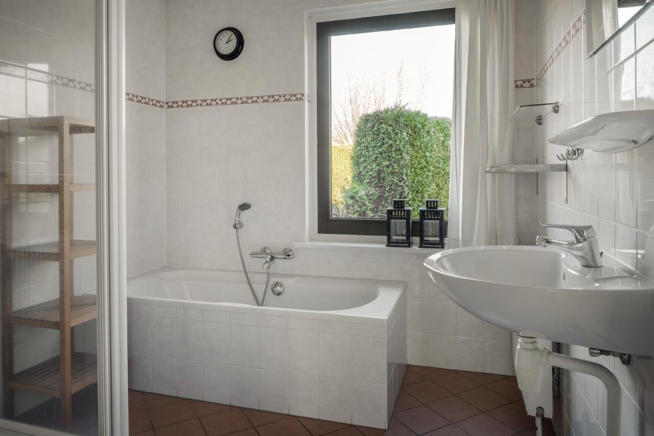 Wellnesshuis Met Hottub, Ligbad En Grote Tuin Villa Tzummarum Luaran gambar