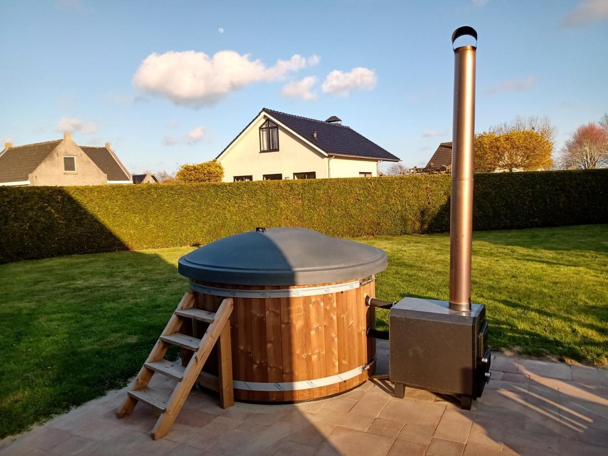 Wellnesshuis Met Hottub, Ligbad En Grote Tuin Villa Tzummarum Luaran gambar