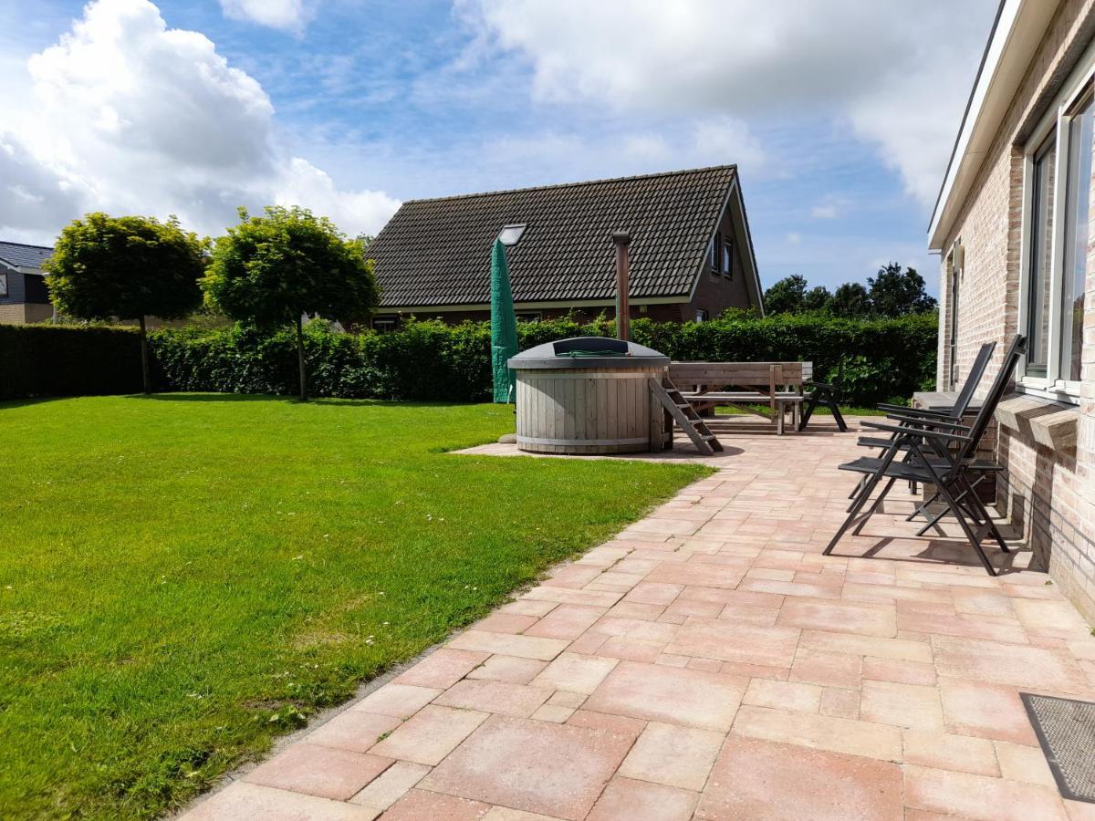 Wellnesshuis Met Hottub, Ligbad En Grote Tuin Villa Tzummarum Luaran gambar