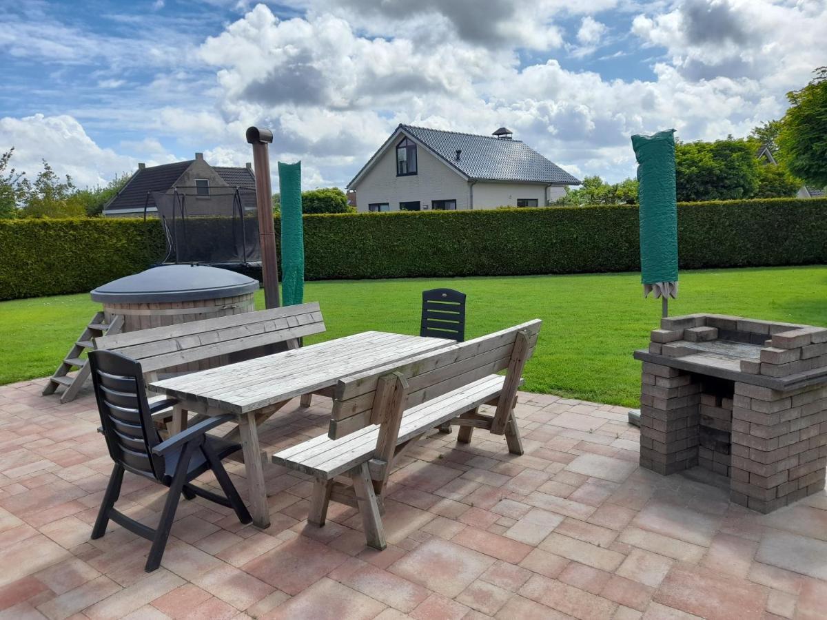 Wellnesshuis Met Hottub, Ligbad En Grote Tuin Villa Tzummarum Luaran gambar