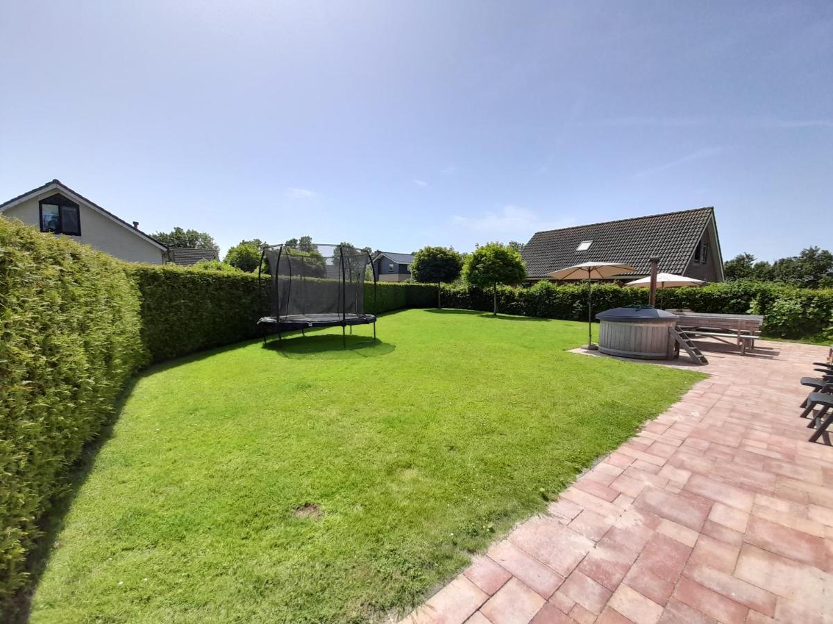 Wellnesshuis Met Hottub, Ligbad En Grote Tuin Villa Tzummarum Luaran gambar